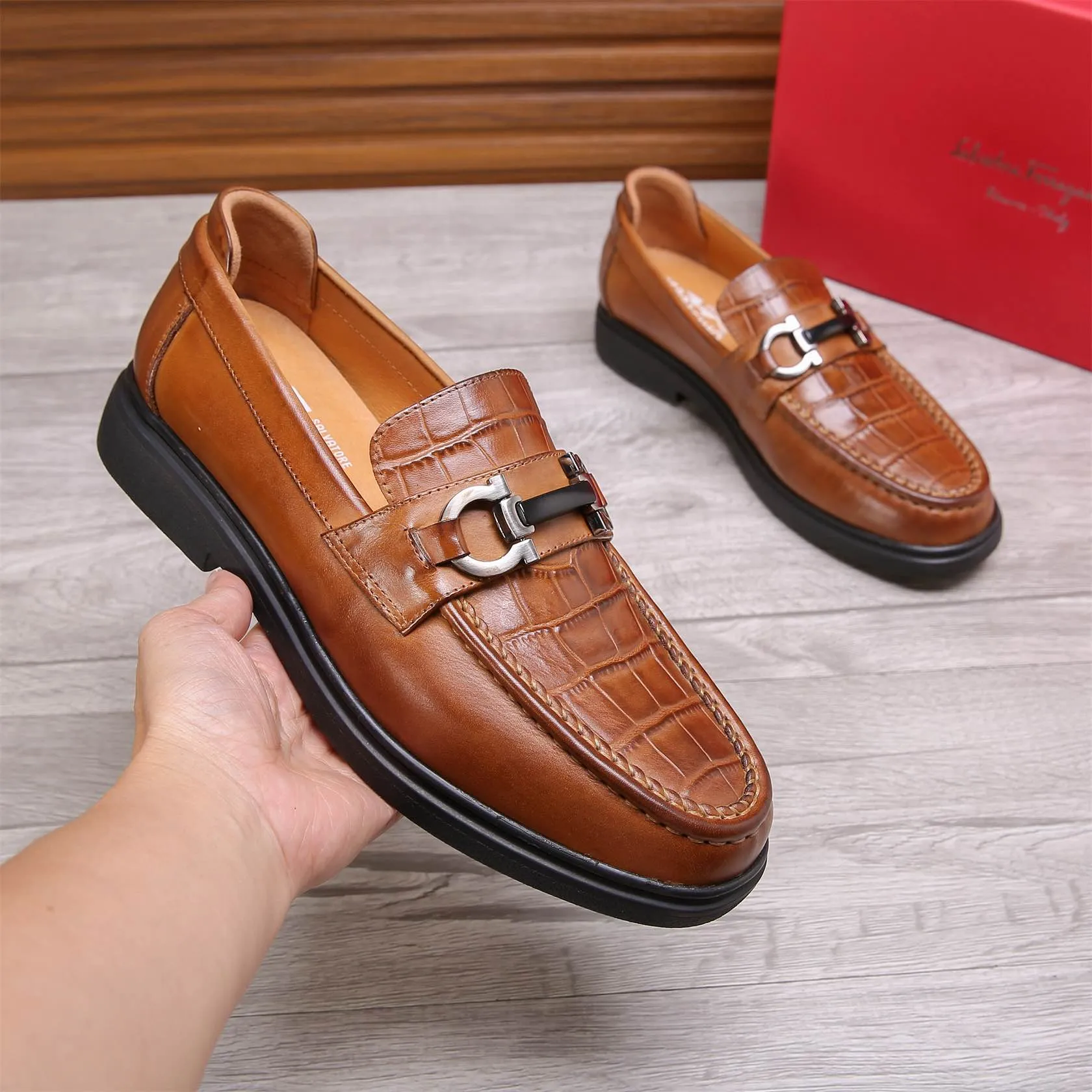 Men's shoes 💰460 🕷🕷🐂【Ferragamo】Ferragamo Popular fashionable casual shoes🇨🇳Official website counter 1:1 production, original mold opening💯Good quality visible, imported high-end first-layer waxed calfskin, water-dyed🐂leather lining🌿very clear texture, high-quality waterproof, non-slip and wear-resistant outsole🎋high quality and low price, truly handmade🍓Black optional! Code number 38-44 (45-46 customized)......